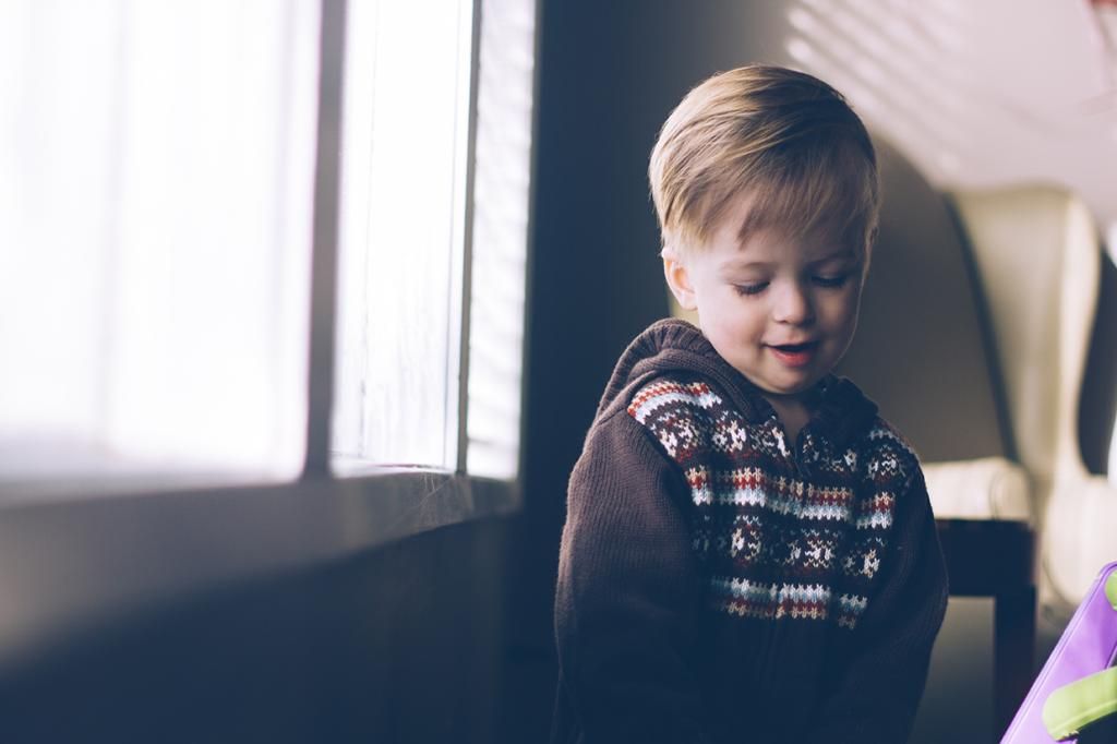 photo little boy playing inside