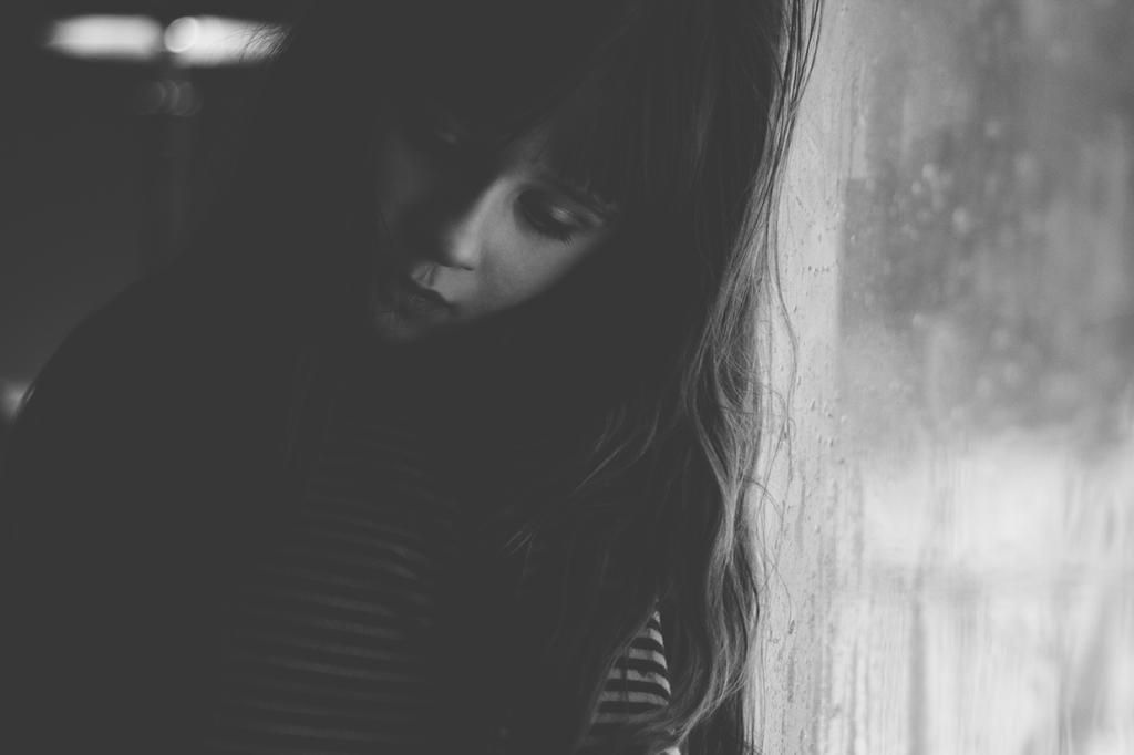 photo black and white girl against window