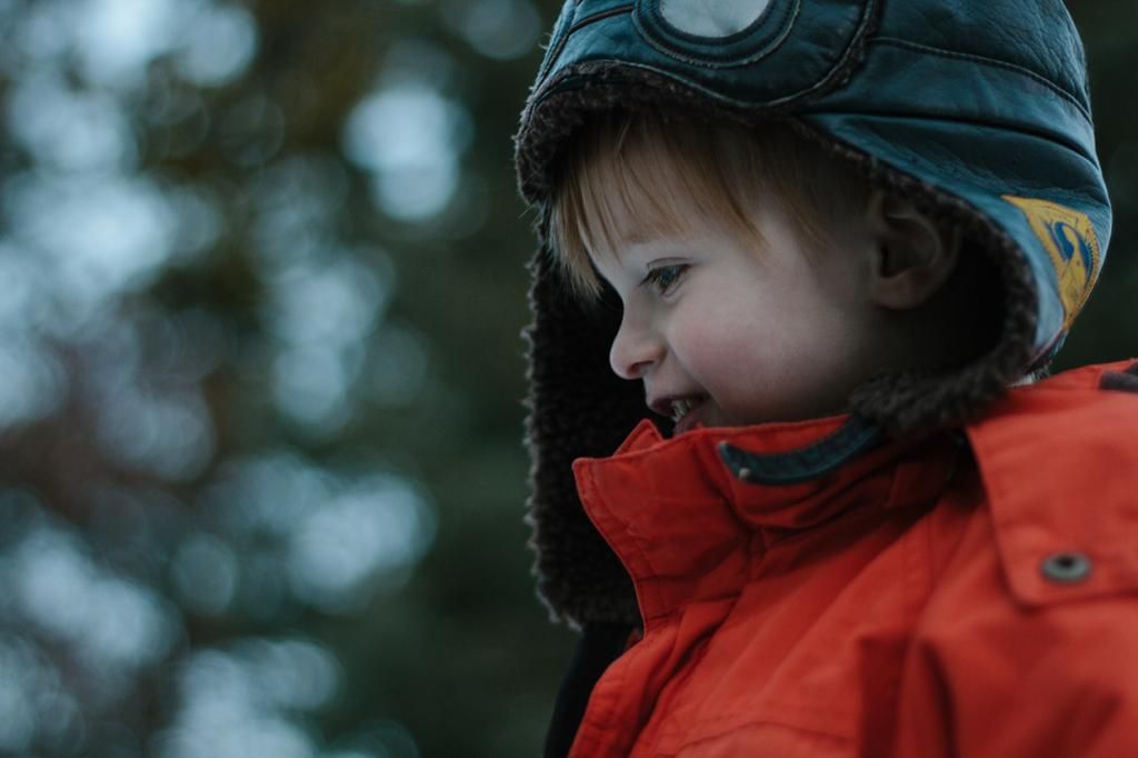 photo little girl smiling in the snow