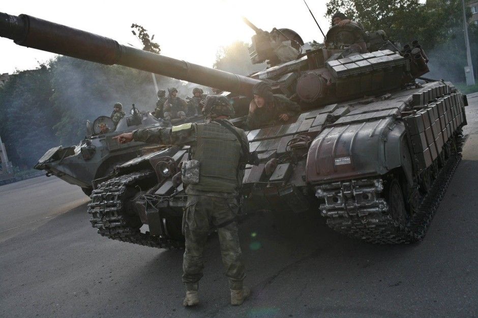 mit-panzern-rueckt-die-ukrainische-armee-in-slawjansk-ein-das-die-separatisten-verlassen-haben1_zpsaf002512.jpg