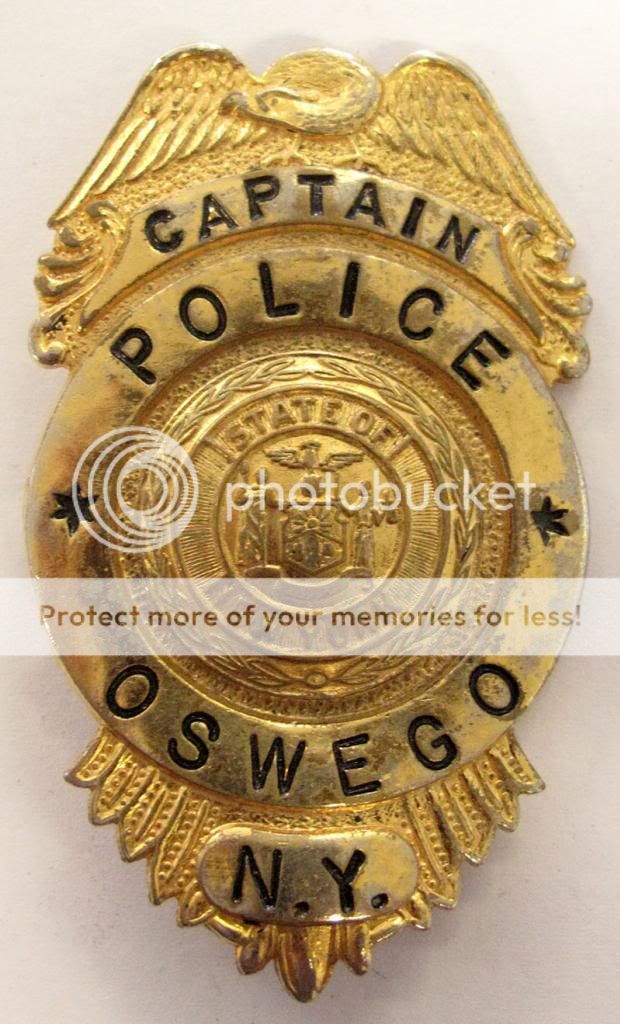 有关以下物品的详细资料: vintage oswego n.y police captain badge
